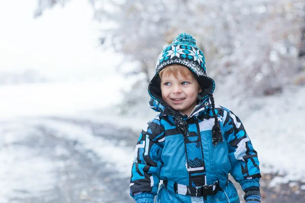 可爱的小孩男孩在冬季一天玩雪 — 图库照片