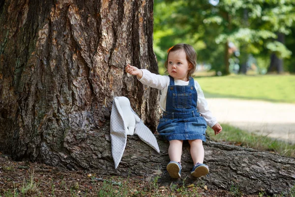 Liten söt baby flicka ha kul i sommar park — Stockfoto