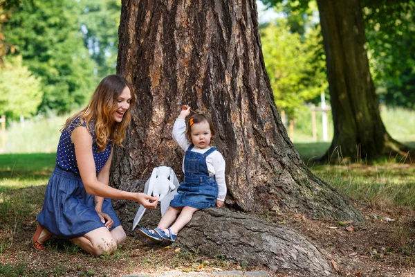 Kleines süßes Baby-Mädchen hat Spaß im Sommerpark — Stockfoto