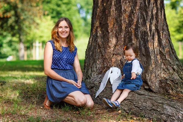 Little cute baby girl having fun in summer park — Stock Photo, Image