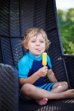 küçük sarışın çocuk sarı dondurma yeme