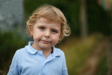 güzel bir çocuk ülke yolda yürürken