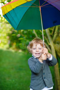 renkli şemsiye ve çizmeler, sıklıkta küçük şirin bebek erkek