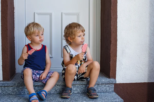 Två små syskon pojkar äta glass — Stockfoto