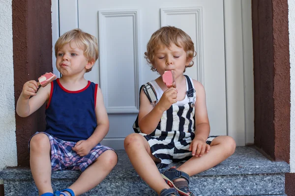 Dois meninos irmãos comendo sorvete — Fotografia de Stock
