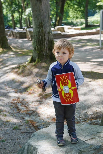 Glücklicher kleiner Junge mit Ritterrüstung — Stockfoto
