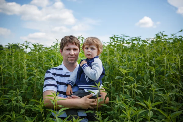 Porträtt av ung pappa och hans lille son — Stockfoto