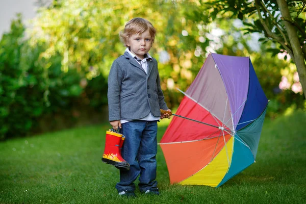 小可爱宝宝男孩与花伞和靴子，户外 — 图库照片