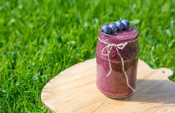 新鲜居安思危型饮料与不同的莓果作为健康的早餐 — 图库照片