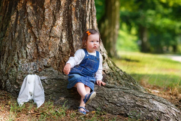 Liten söt baby flicka ha kul i parken, sommar — Stockfoto