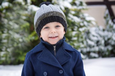 güzel kış gününde küçük çocuk portresi