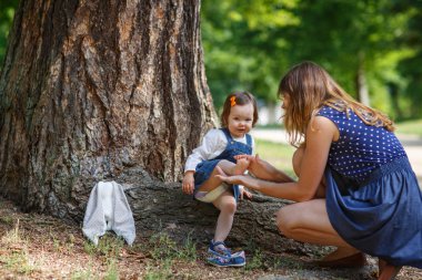 güzel küçük bir kız ve genç annesiyle beraber eğleniyor
