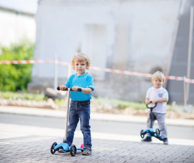 yürümeye başlayan çocuk onun sektörlerine yaz aylarında at binme.