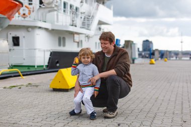 küçük çocuk ve mutlu baba eğleniyor şehri limanında, Almanya