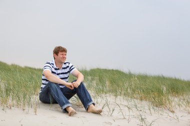 mutlu delikanlı st.peter beach kumulları üzerinde rahatlatıcı