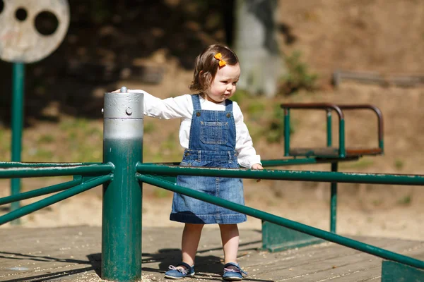 Маленька мила дівчинка розважається в парку, літо — стокове фото