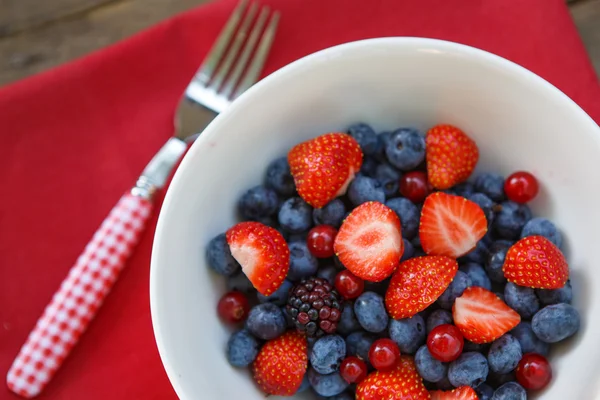 Fresh strawberry, red currant, blackberry and blueberry as healt — Stock Photo, Image