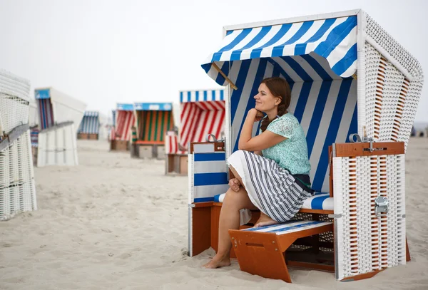 Jovem mulher feliz na praia de São Pedro Ording, Mar do Norte , — Fotografia de Stock