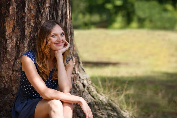 Portret van jonge mooie vrouw in zomer bos — Stockfoto