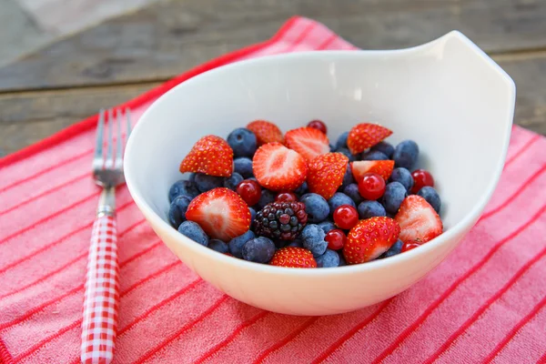 Verse aardbeien, rode bes, blackberry en bosbes als gezondheid — Stockfoto