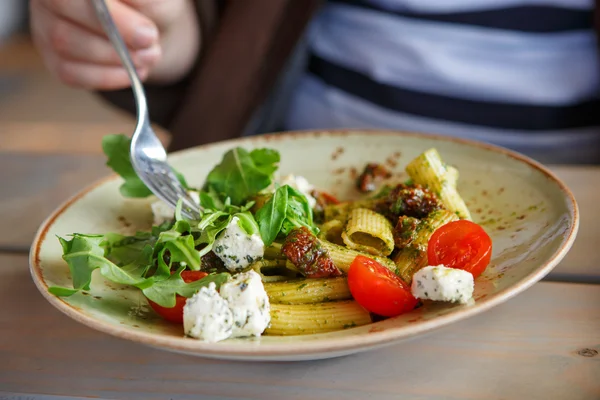 Kurutulmuş domates, peynir, rucola ve pesto makarna — Stok fotoğraf