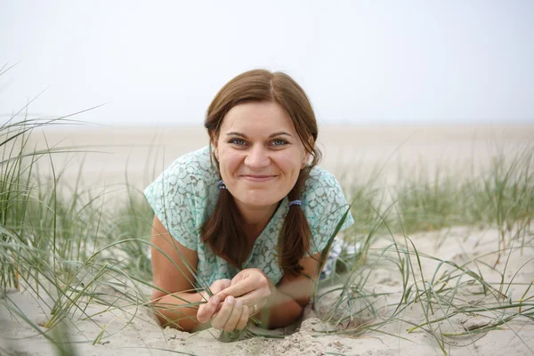 Mutlu kızın rahatlatıcı st.peter beach kumulları üzerinde — Stok fotoğraf