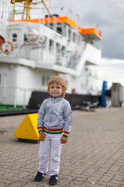 Niño divirtiéndose en el puerto de la ciudad, Alemania — Foto de Stock