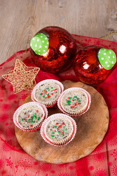 Christmas cookies and cream cheesecakes in muffin forms — Stock Photo, Image