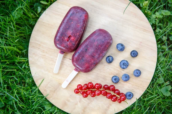 Homemade ice cream pops with different berries — Stock Photo, Image