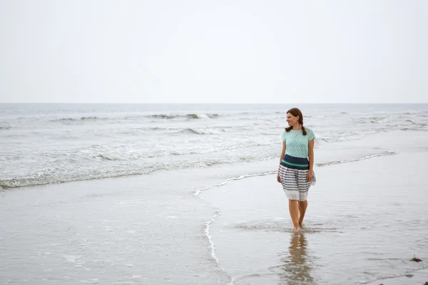Jovem mulher feliz andando na praia de São Pedro Ording, Norte — Fotografia de Stock