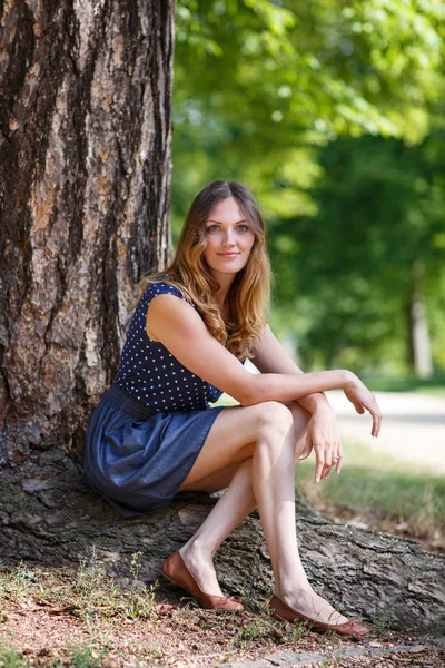 Portret van jonge mooie vrouw in zomer bos — Stockfoto