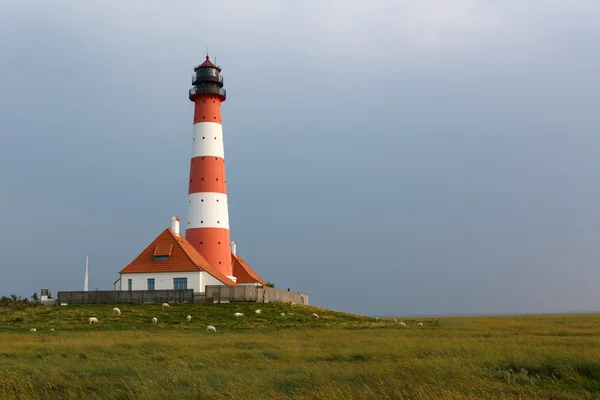 Piękna latarnia morska w Niemczech, nad Morzem Północnym — Zdjęcie stockowe