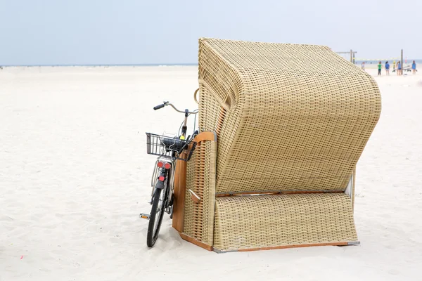 Silla Lonely Beach con bicicleta en la playa de San Pedro Ording — Foto de Stock