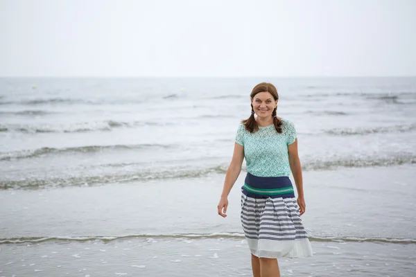 圣彼得欧丁，北部的沙滩上散步的年轻快乐的女人 — 图库照片