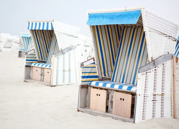 Sedie da spiaggia colorate con strisce sulla spiaggia di San Pietro Ordi — Foto Stock