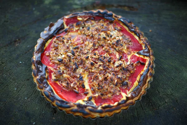Пирог с помидорами, сладким перцем и кедровыми орехами — стоковое фото