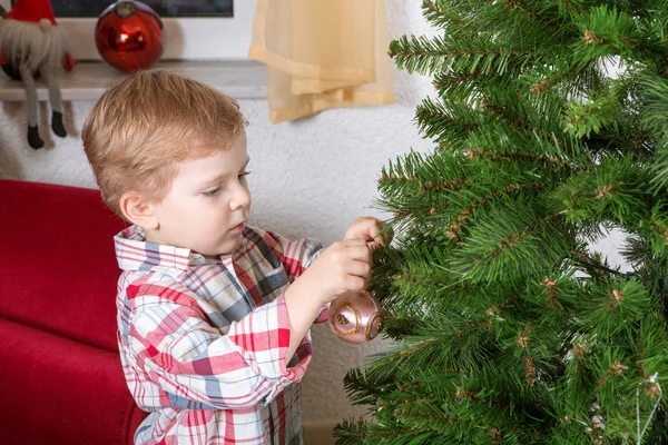 Lilla blonda barn pojke dekorera julgran hemma — Stockfoto