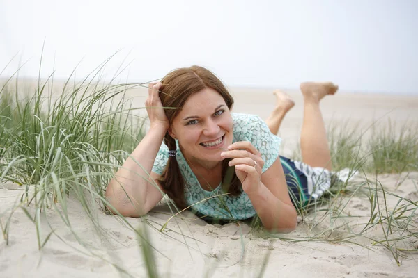 Jovem menina feliz relaxante em dunas de areia da praia de São Pedro — Fotografia de Stock