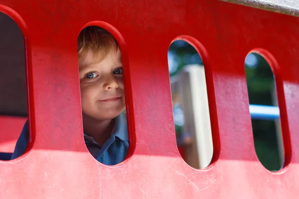 Niño divirtiéndose en el parque infantil de la ciudad en un día soleado —  Fotos de Stock