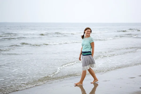 Jovem mulher feliz andando na praia de São Pedro Ording, Norte — Fotografia de Stock