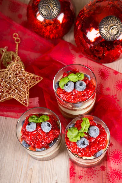 Postre de Navidad. Postre dulce tiramisú con fresa, fresco — Foto de Stock