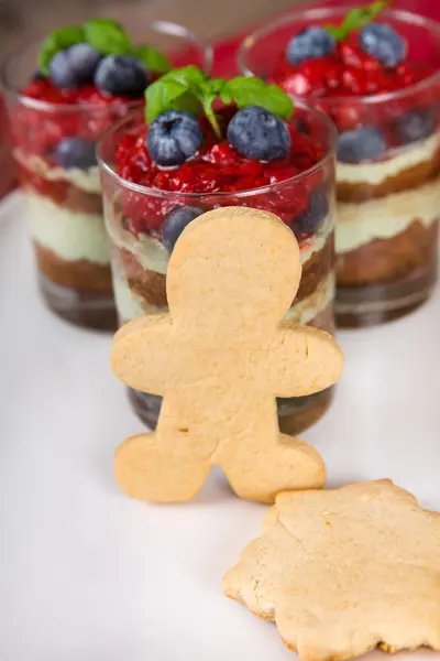 Weihnachtsdessert. süßes Dessert-Tiramisu mit Erdbeere, frisch — Stockfoto