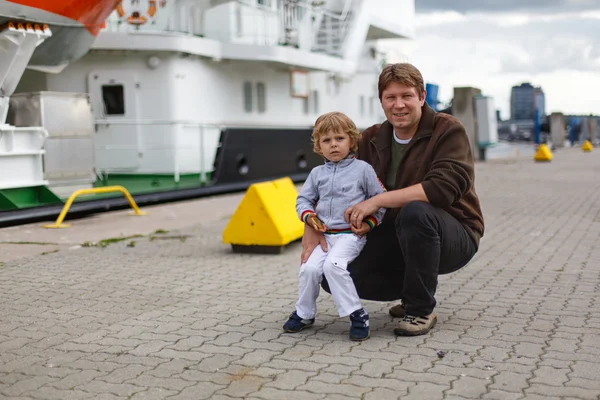 Ragazzino e padre felice divertirsi nel porto della città, Germania — Foto Stock