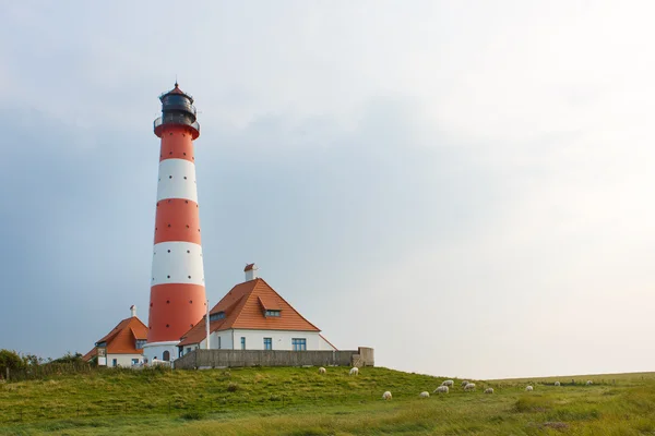 Piękna latarnia morska w Niemczech, nad Morzem Północnym — Zdjęcie stockowe