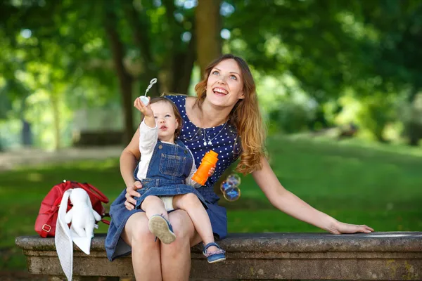 Vacker mor och dotter går i sommar park — Stockfoto