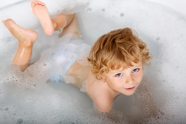 Sevimli sarışın yürümeye başlayan çocuk eğleniyor, küvet banyo taking tarafından — Stok fotoğraf