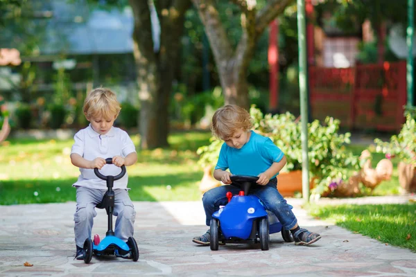 2 つのリトル兄弟幼児車で遊んで — ストック写真