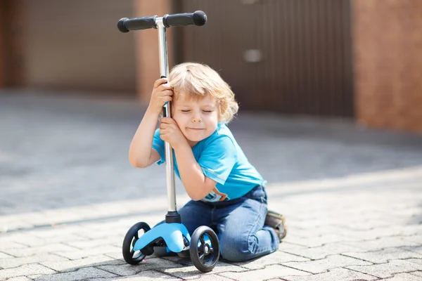 Pequeño niño montado en su bicicleta en verano — Foto de Stock