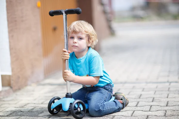 Menino pequeno montando em sua bicicleta no verão — Fotografia de Stock