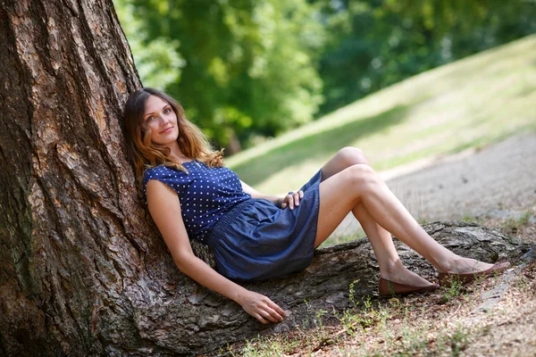 年轻漂亮的女人在夏季森林里的肖像 — 图库照片